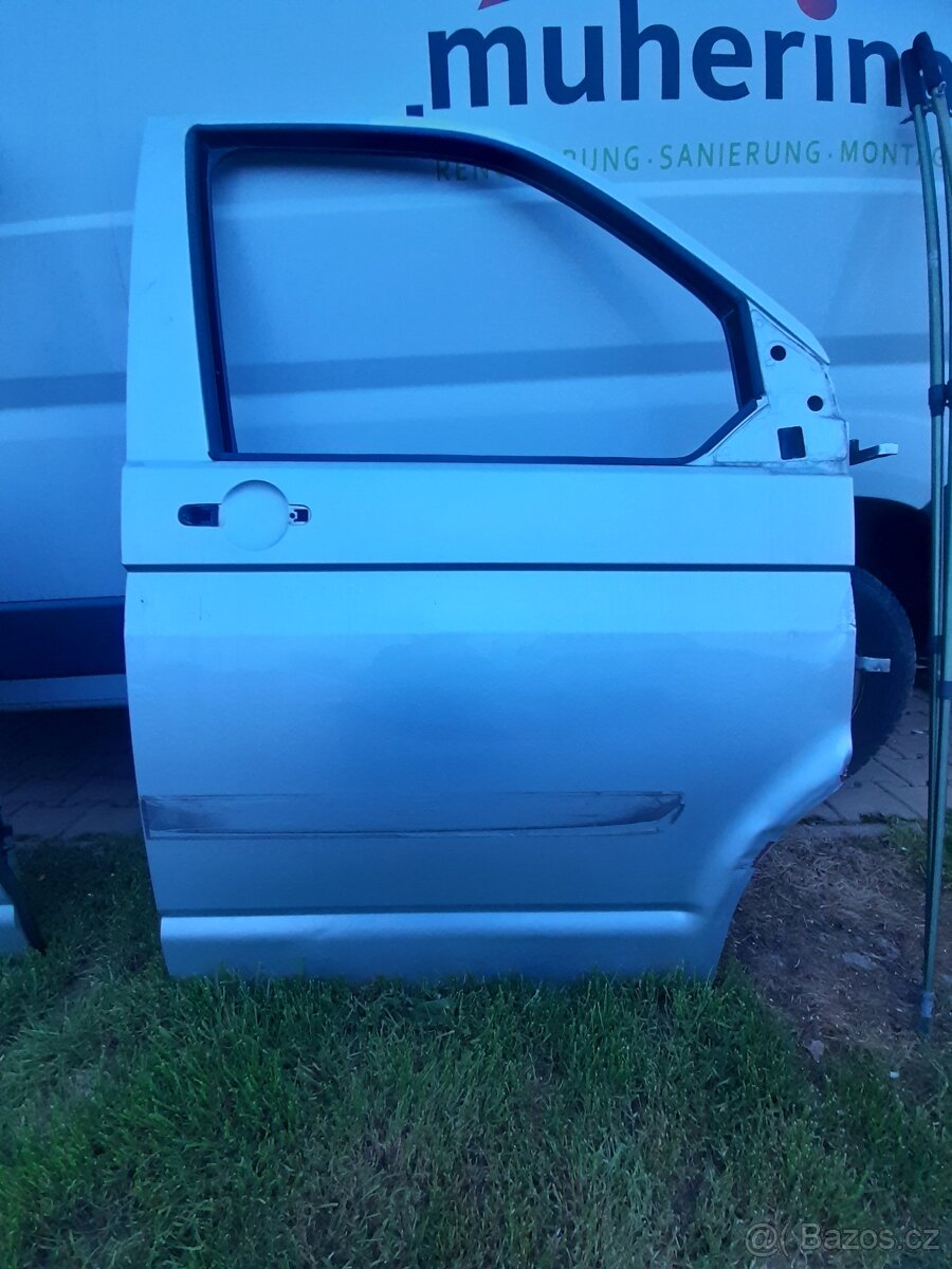 PRODÁM PRAVÉ PŘEDNÍ DVEŘE NA VW T5