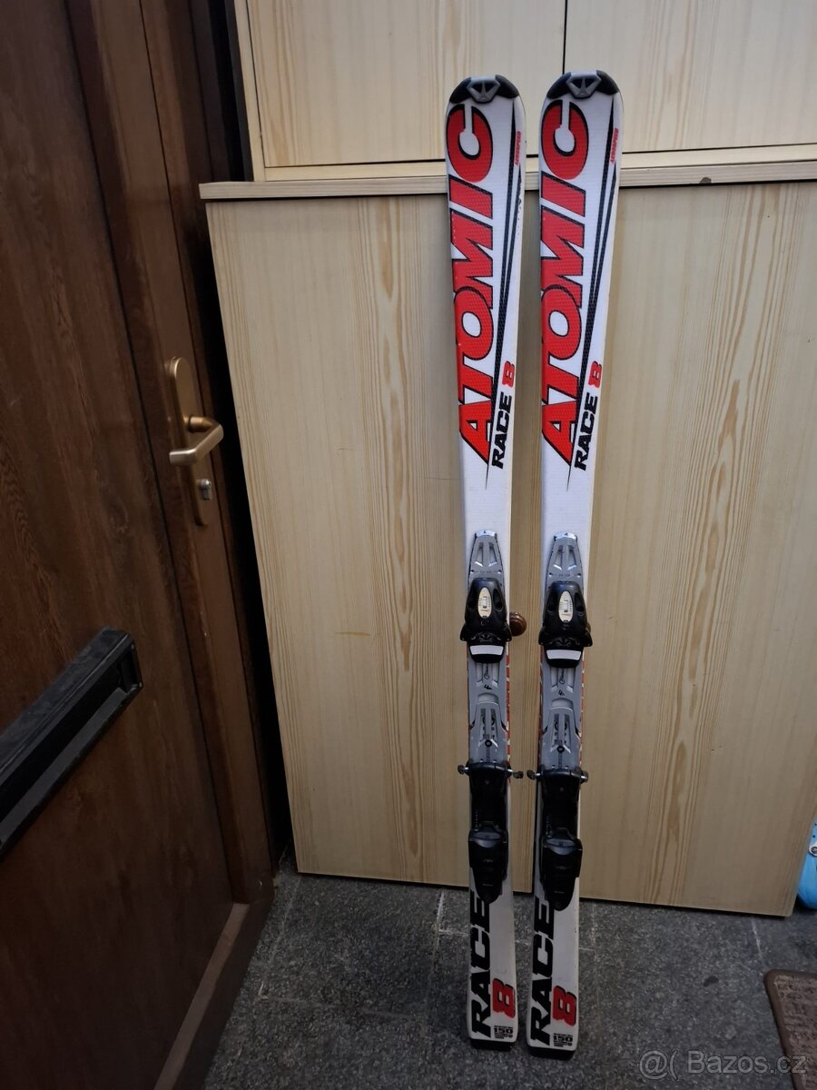 Sjezdové carvingové lyže Atomic Race 8 v délce 150cm