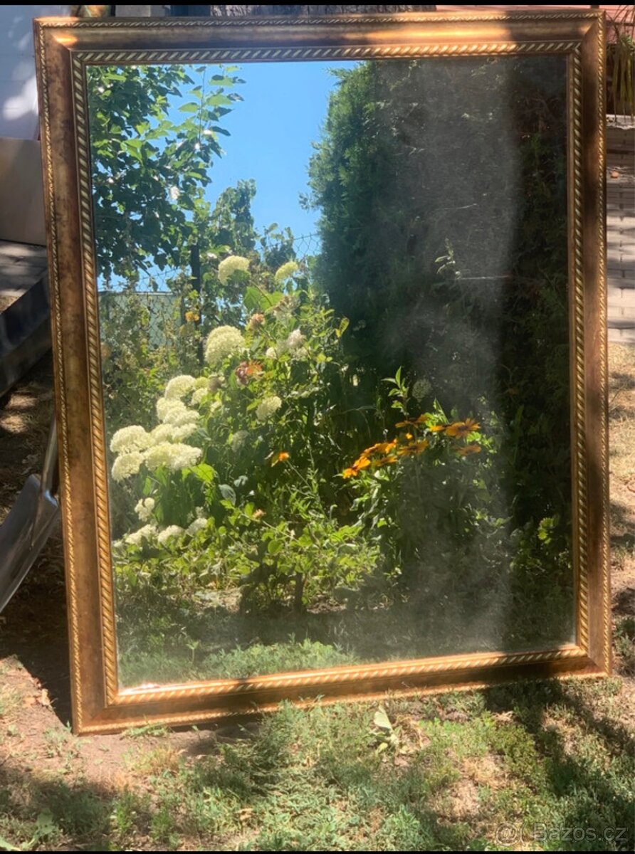 Staré zrcadlo v rámu