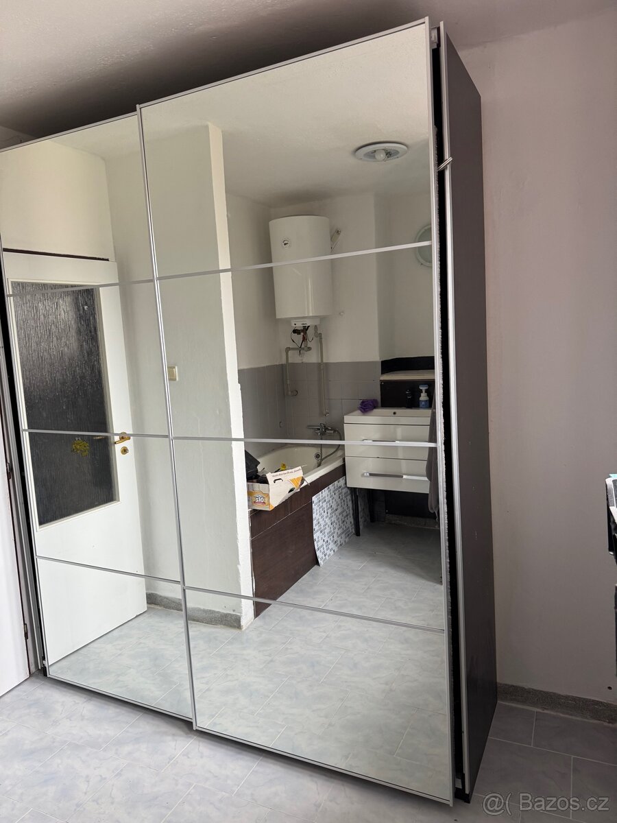 Velká šatní skříň IKEA - systém PAX