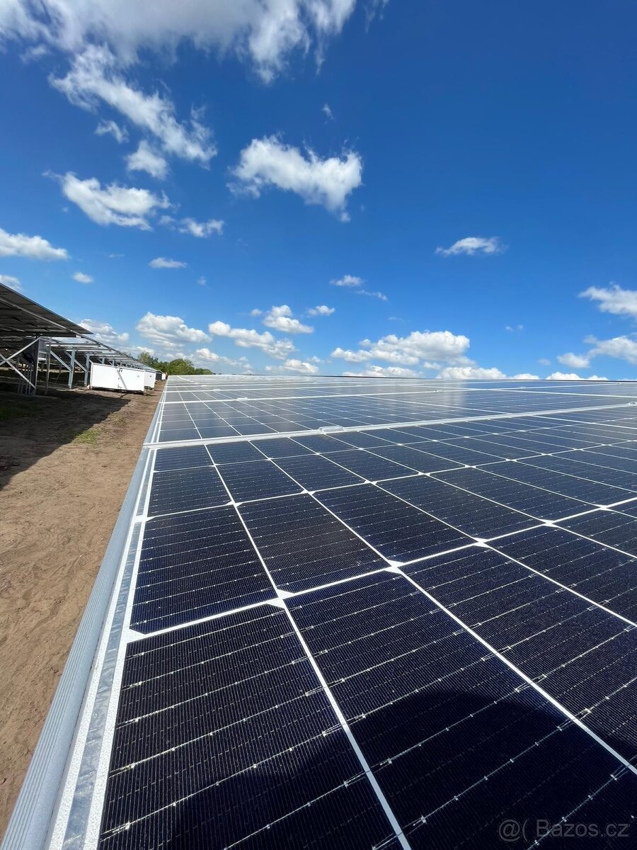 Montáže konstrukcí a panelů fotovoltaické elektrárny