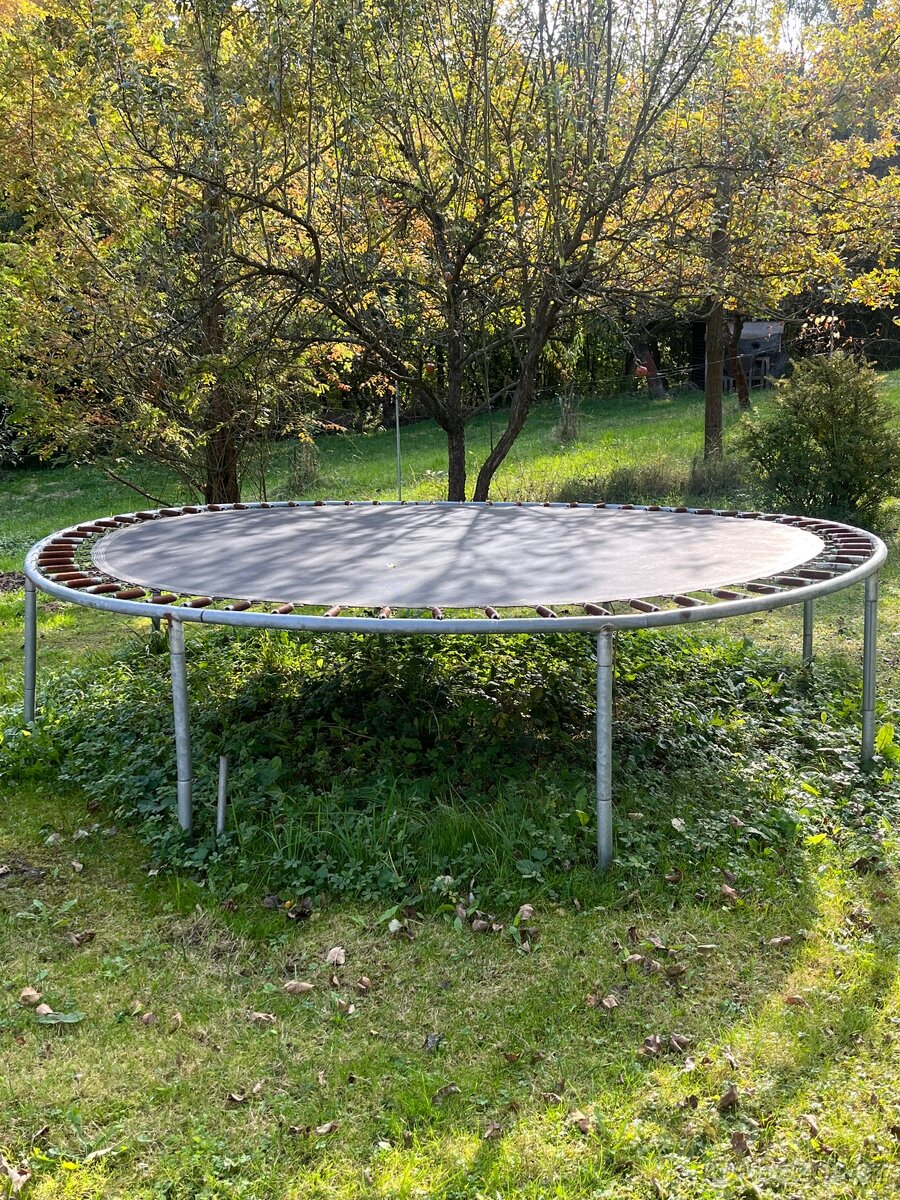 Trampolína