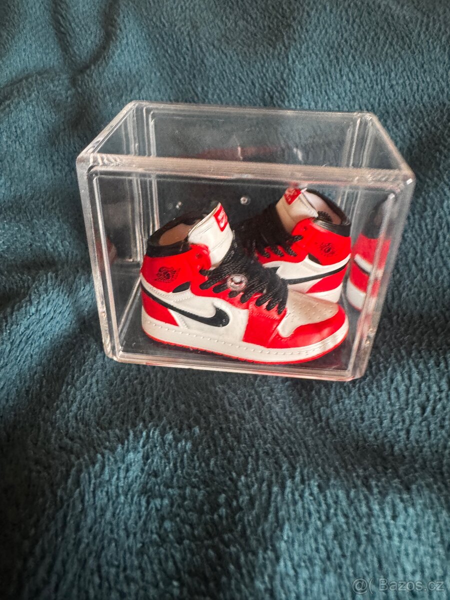 Miniatury ikonických tenisek Air Jordan 1 Chicago
