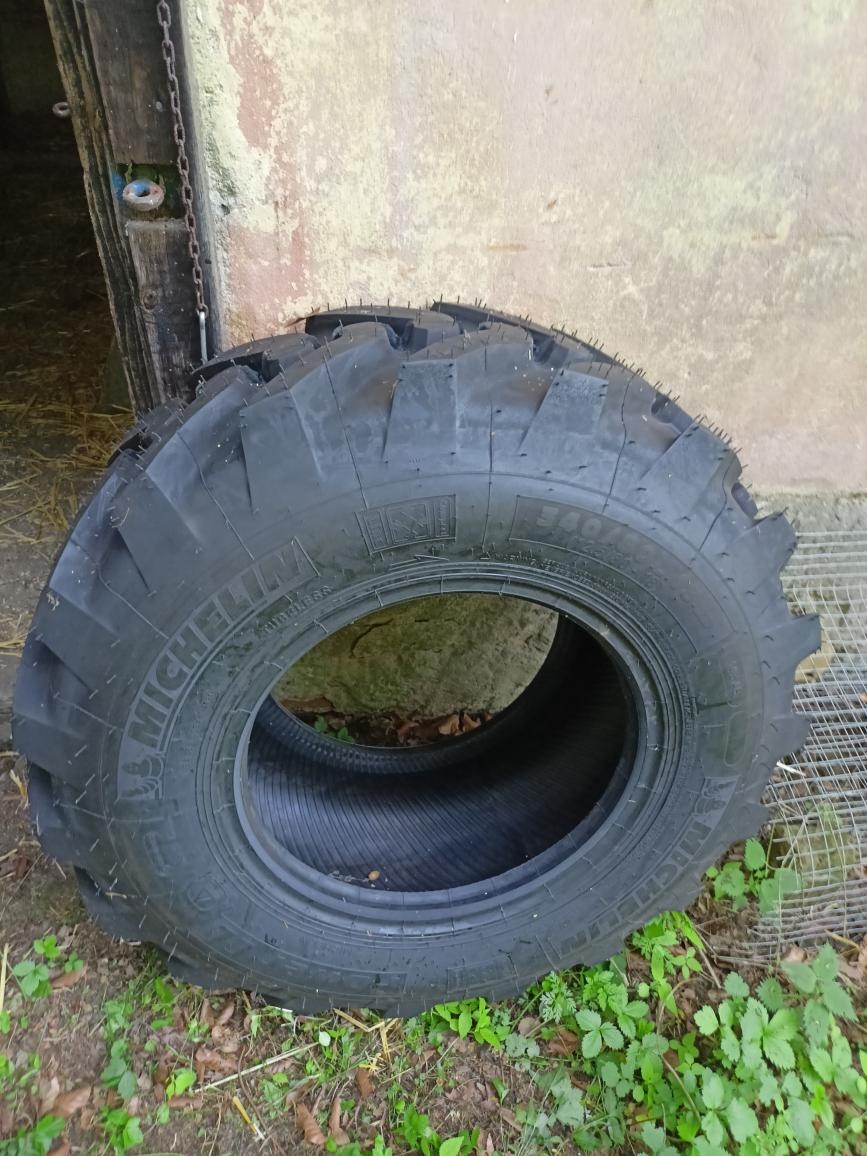 Prodám přední pneu na JCB 3CX