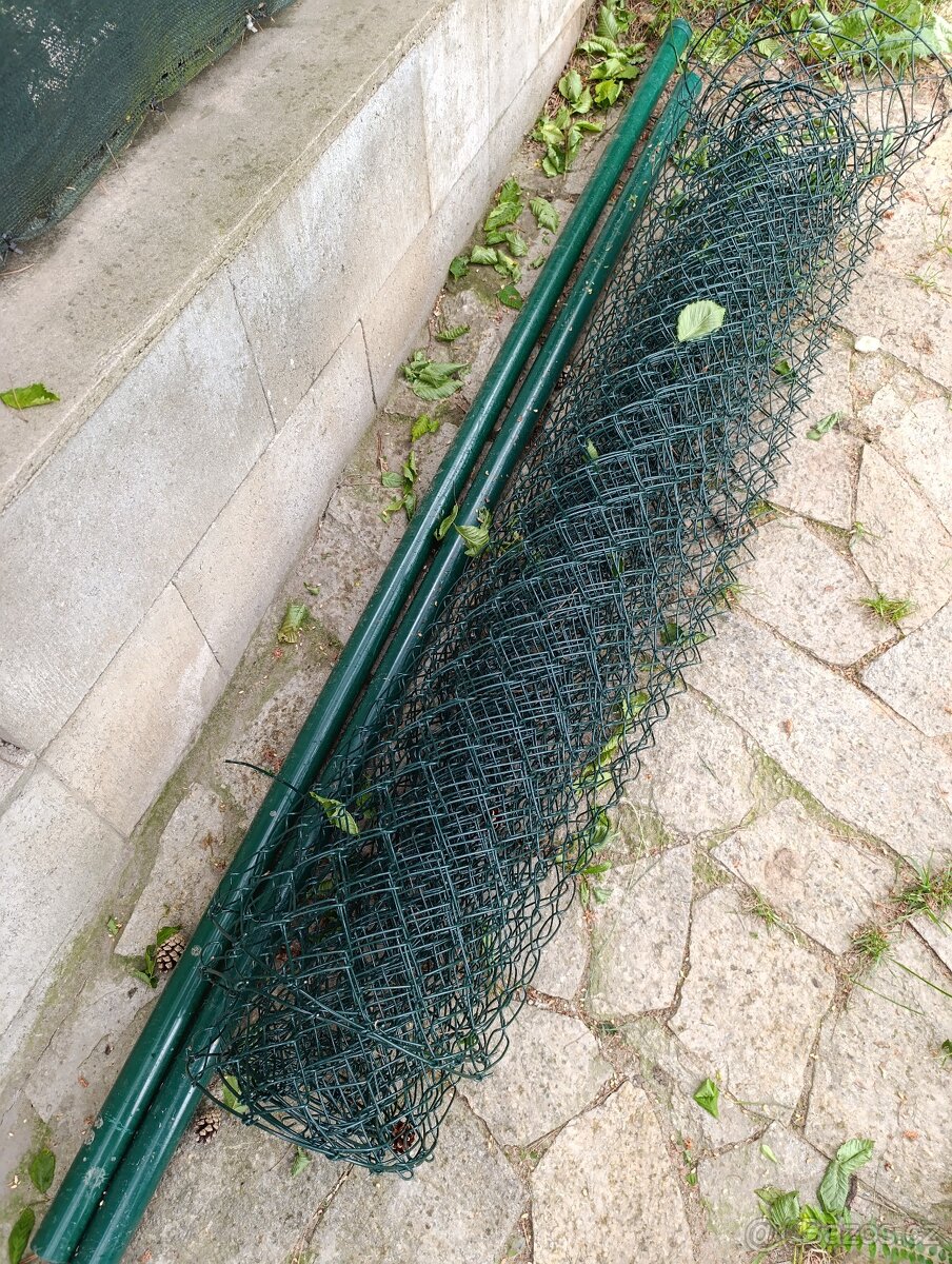 Zbytek pletiva 150cm + 2ks sloupků