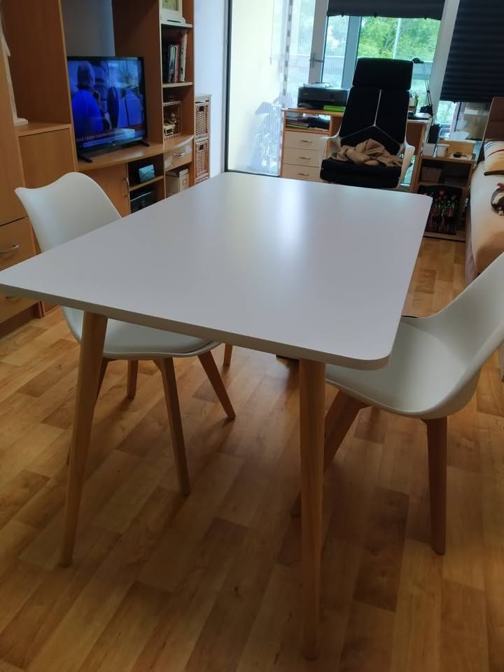 Jídelní stůl a dvě židle - rezervováno do 15.6.