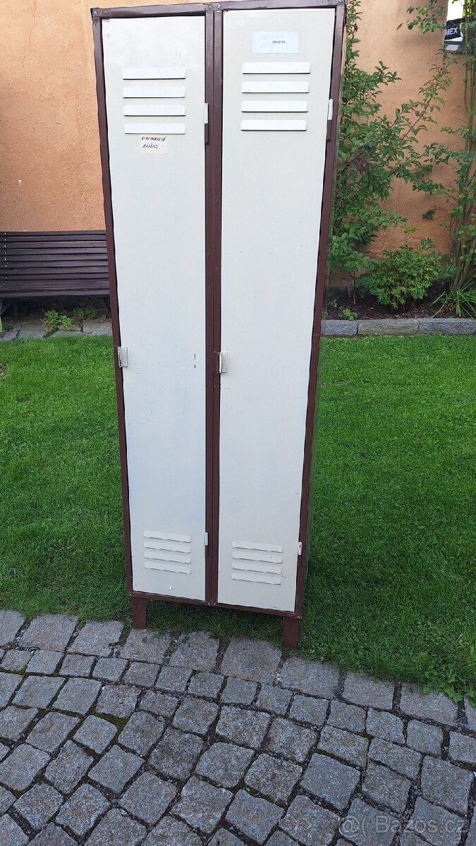 Šatní/dílenská plechová skříň, moc hezká.
