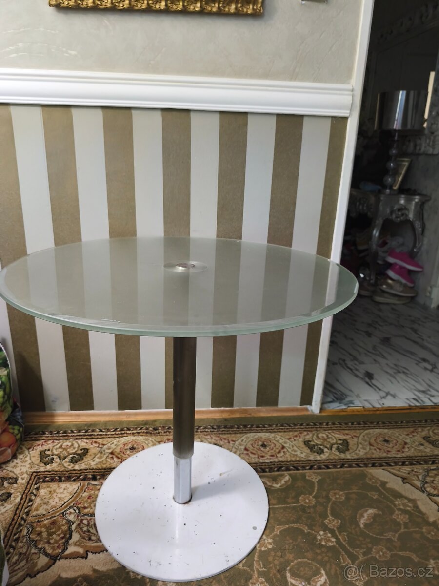Malý kulatý skleněný stoleček 80cm