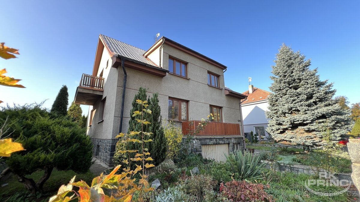 Rodinný dům 230 m2 o dispozici 2x bytová jednotka s garáží n