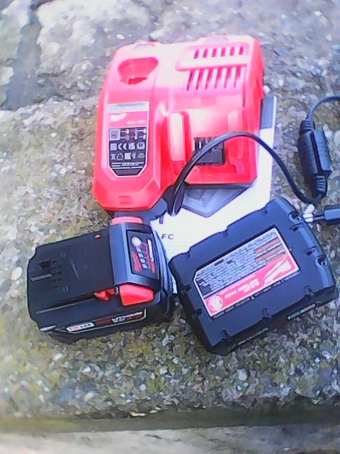 Milwaukee baterie a nabijecka M12 a M18