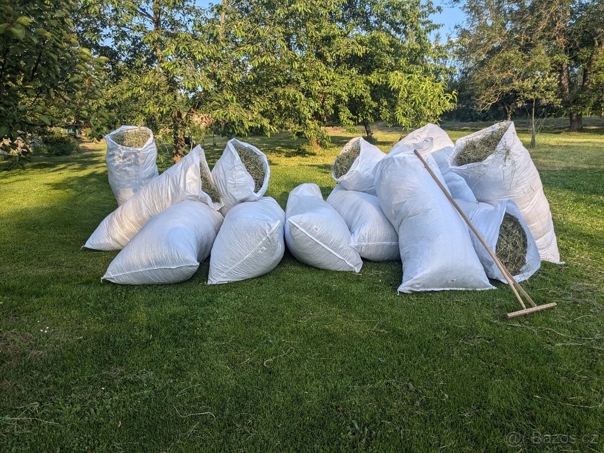 Ručně sušené luční seno