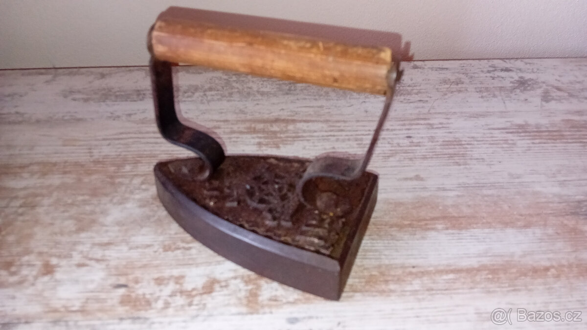 Prodám pěknou starou litinovou žehličku 2