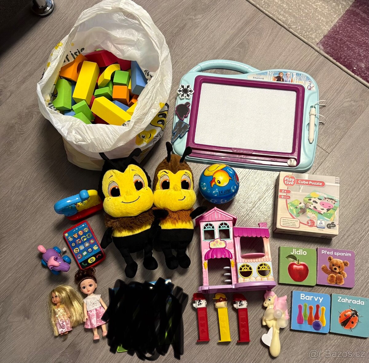 VELKÁ sada hraček-kostky,plyšáci,malovací tabulka,mix hraček
