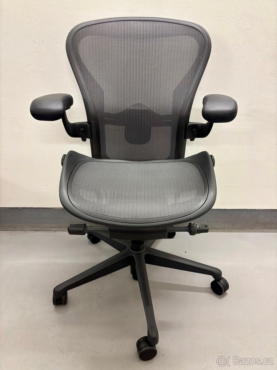 Kancelářská židle Herman Miller Aeron Remastered
