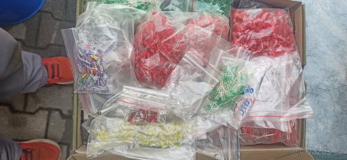 Velké množství součástek