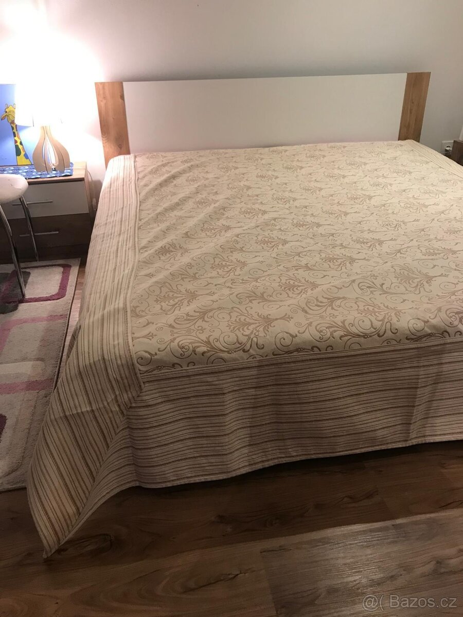 Double Bed (Large) Manželská postel (velká)