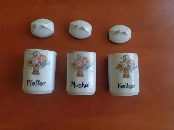 Prvorepublikový starožitný porcelán - dóza na koření NELKEN