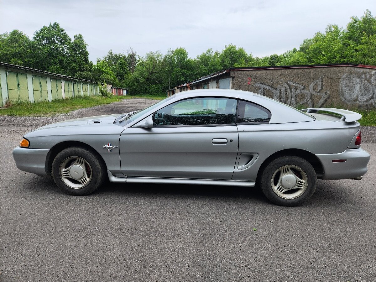Ford Mustang 3,8 V6 1997 2x kola