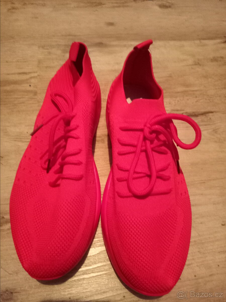 Nabízím k prodeji sportovní boty