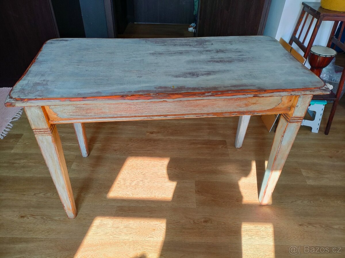 Restaurovaný vintage stůl