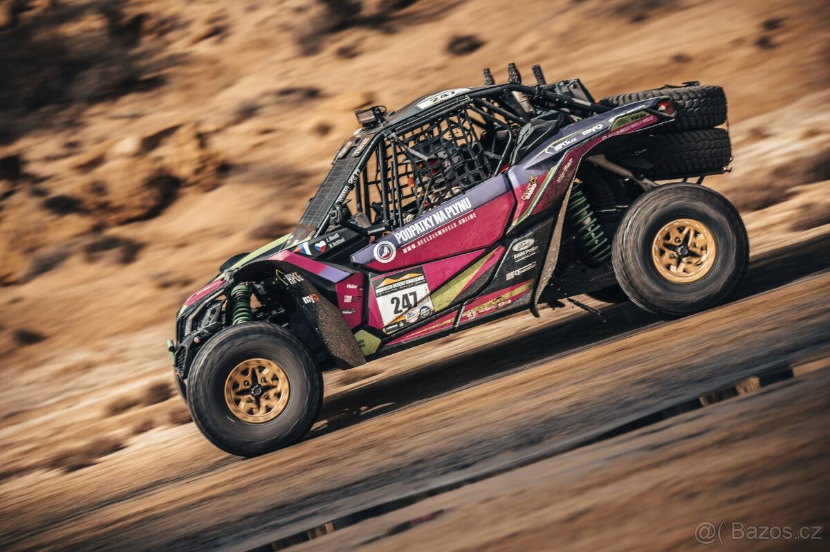 Závodní Can-Am Maveric X3 s nízkým nájezdem po plném servisu