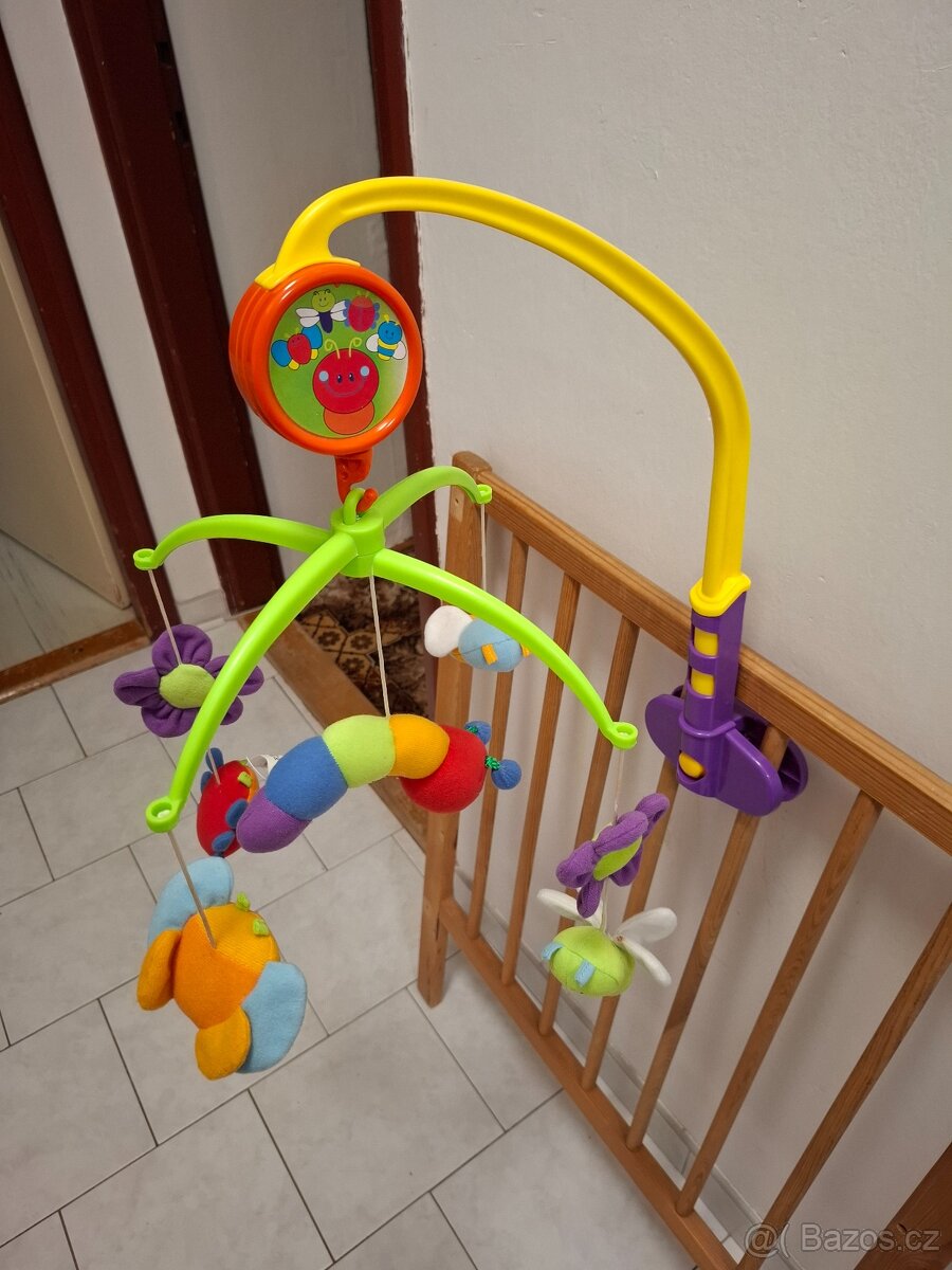 Kolotoč nad postýlku bez nutnosti baterií