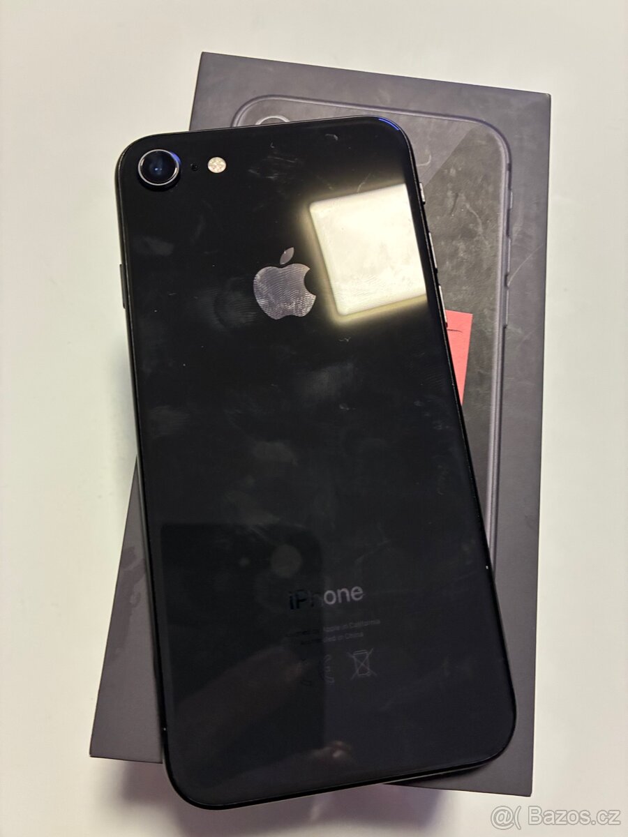 IPhone 8 2018 prosinec A1905