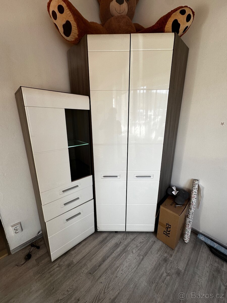Rohová šatní skříň+osvětlená skříň