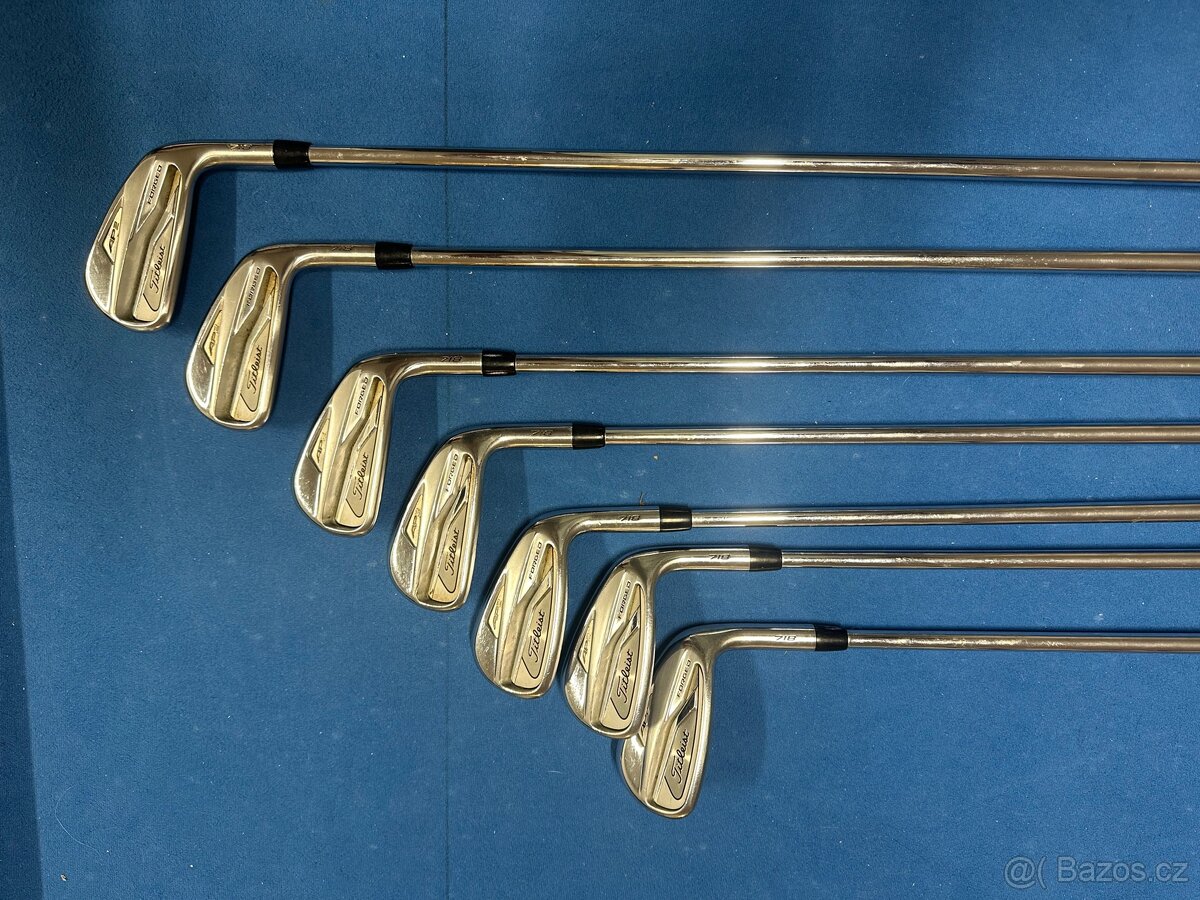 Golfové hole Titleist AP2 718