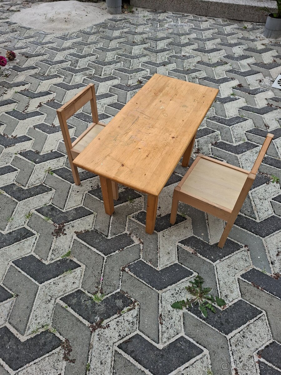 Dětský stolek se 2 židlemi