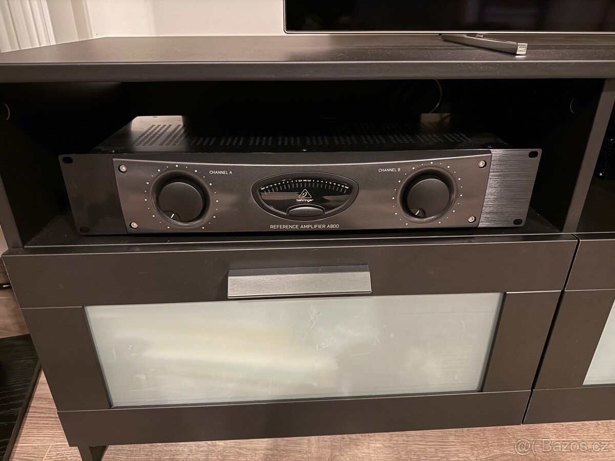 Behringer A800 Zesilovač