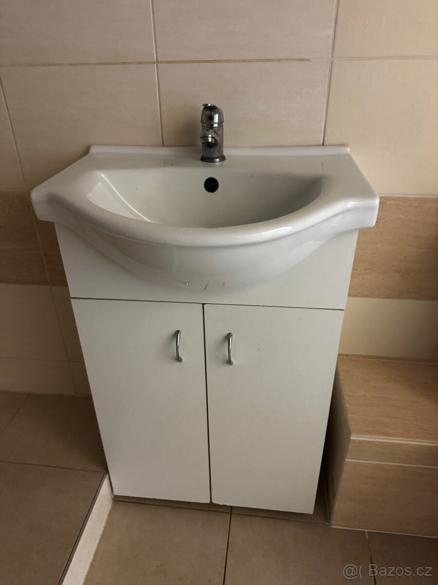Koupelnová skříňka s umyvadlem a baterií