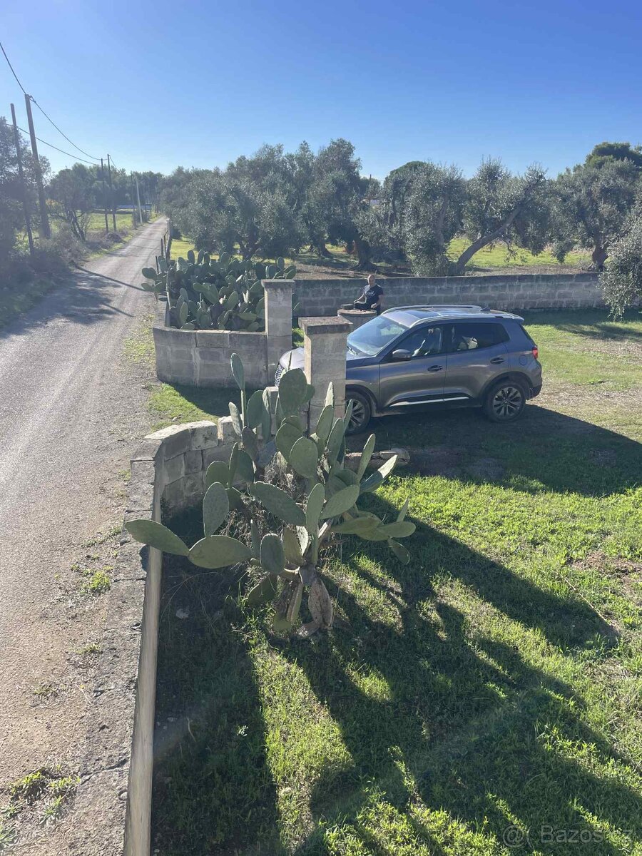 Krásný oplocený pozemek 600 m² se studnou jen 700 m od pláže
