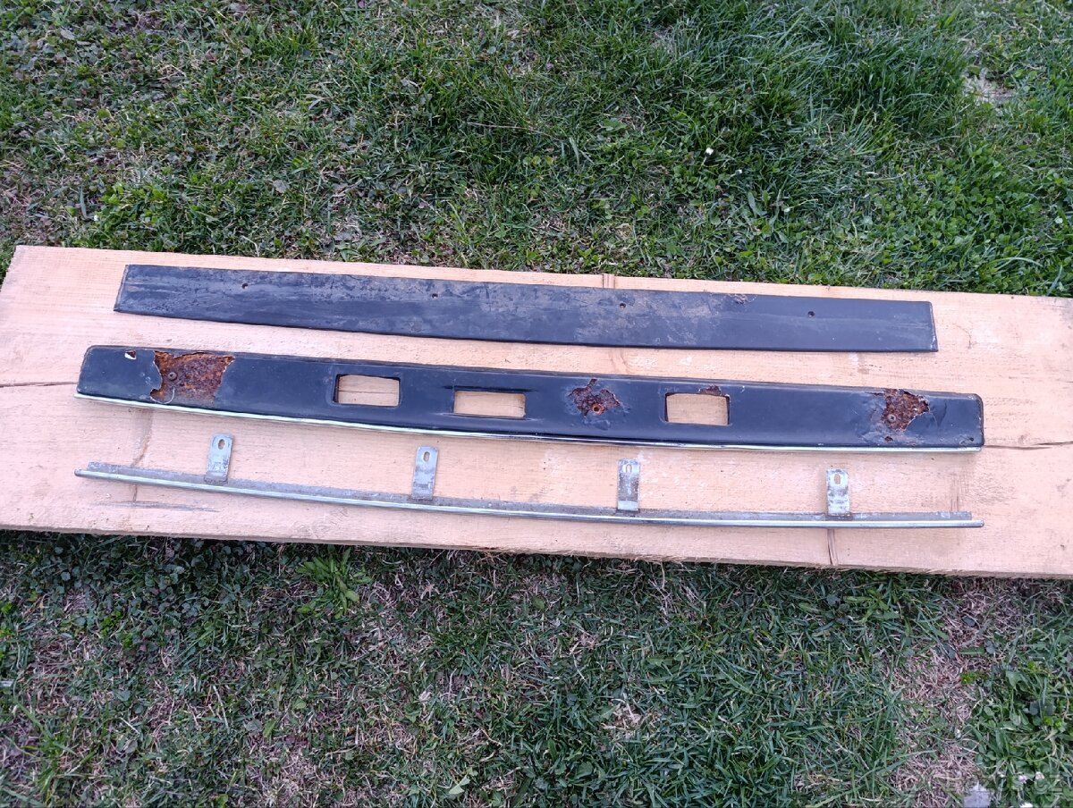 Jaguar XJ 40/ Daimler XJ 40 lišty na víko kufru.