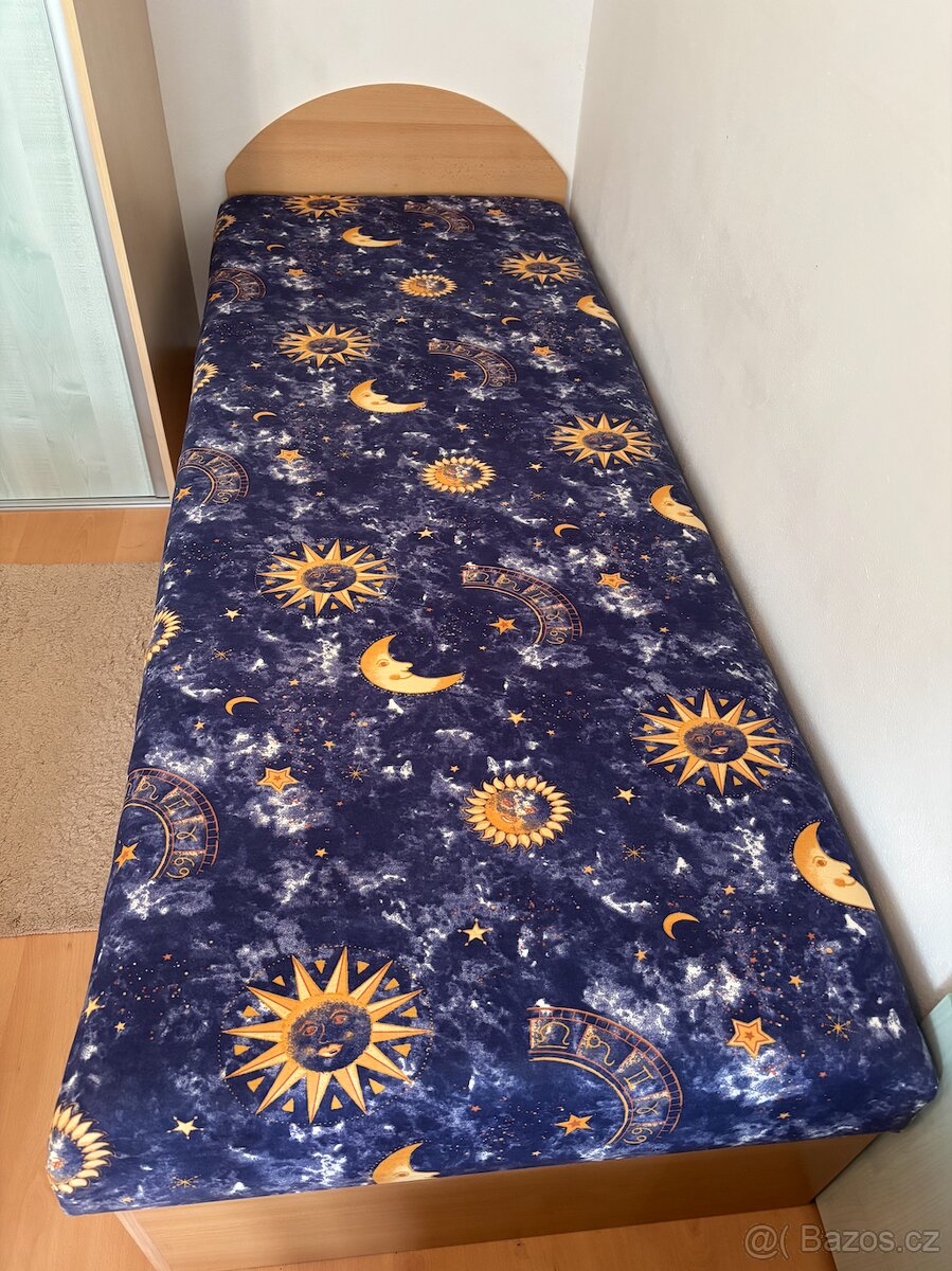 Postel s úložným prostorem