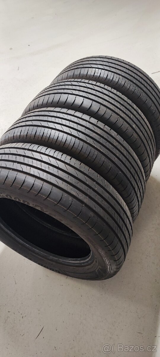 Jako nové 215/60/17 Goodyear Efficient Grip 2 SUV, DOT 4623.