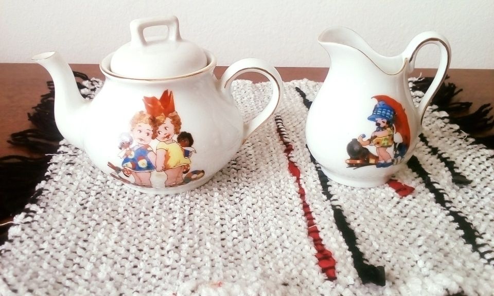 Něžný porcelán s dětským motivem, kovové autíčko,rukavice