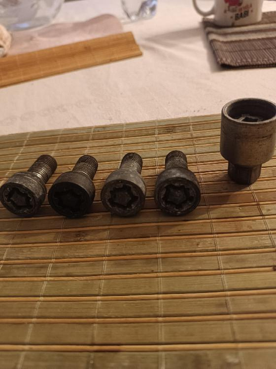 4 zajištovací šrouby M14 + adaptér - Škoda, VW, Audi
