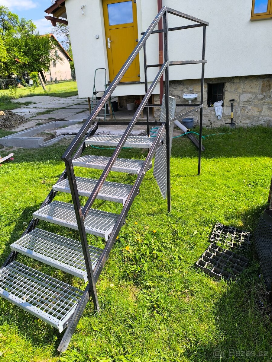 Kovové schody z pororoštu