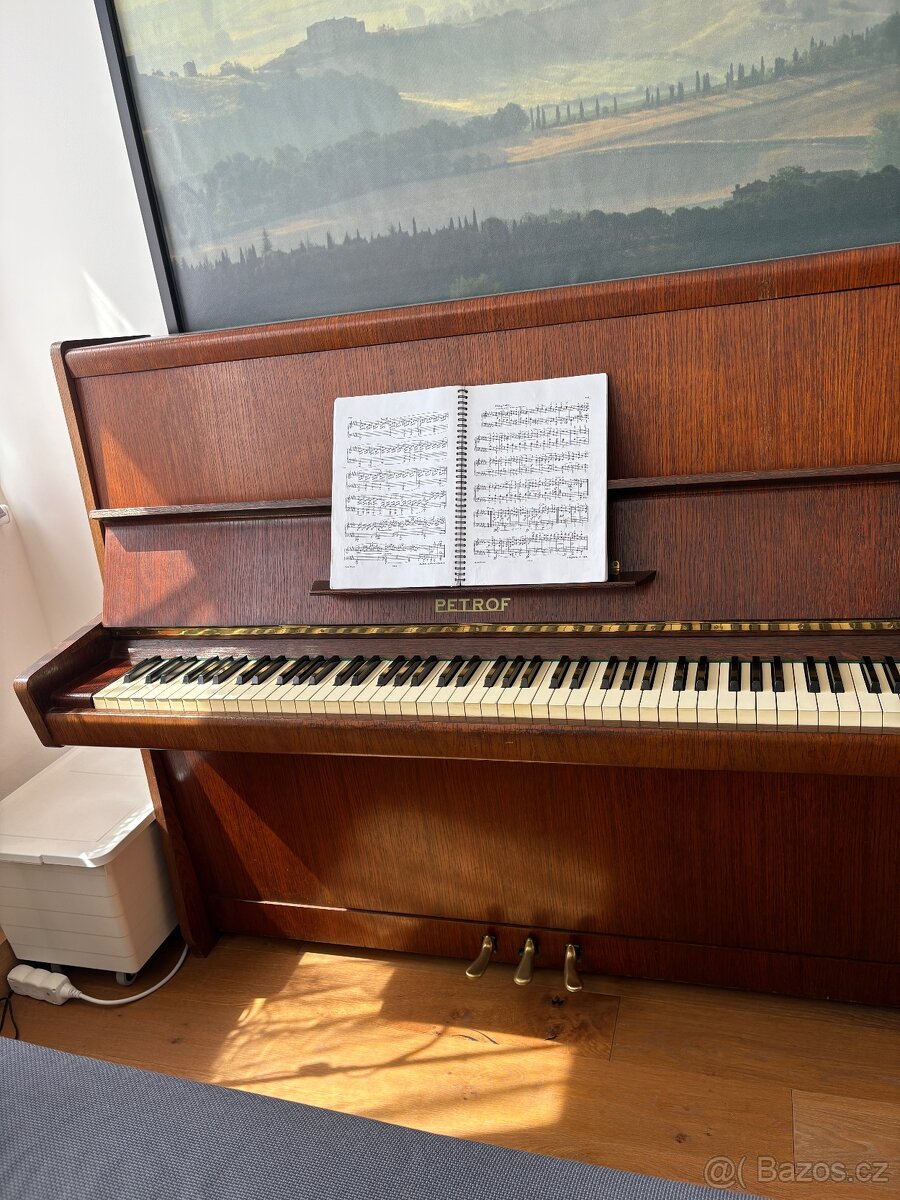 Piano PETROF