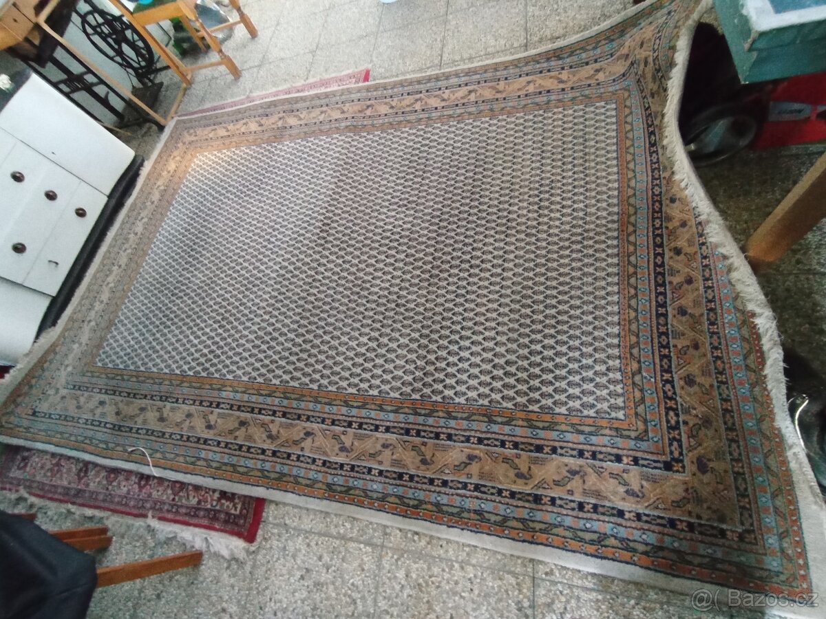 Prodám zachovalý koberec.