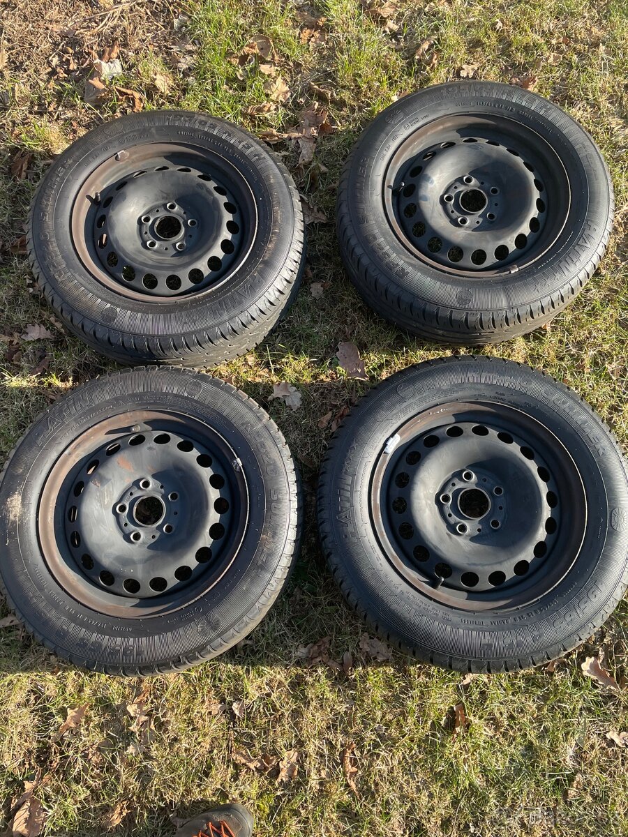 Prodám-Sadu plechových disku včetně pneu 195/65/15/91H