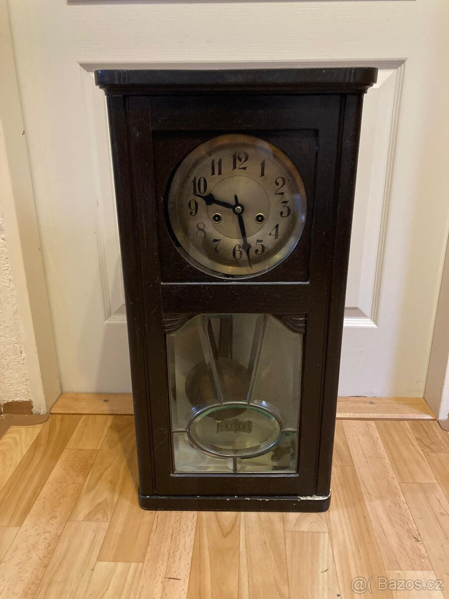 Starožitné nástěnné hodiny pendlovky