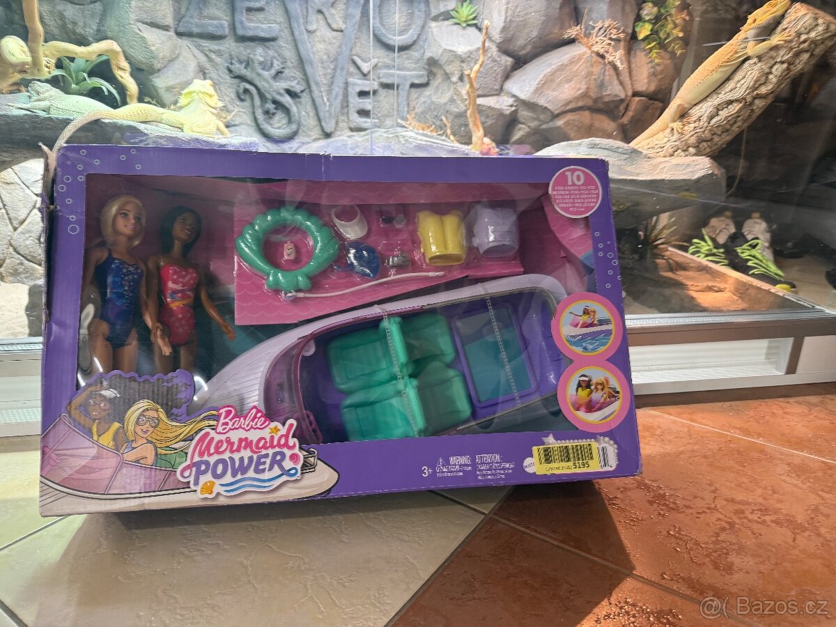Dvě panenky Barbie s motorovým člunem
