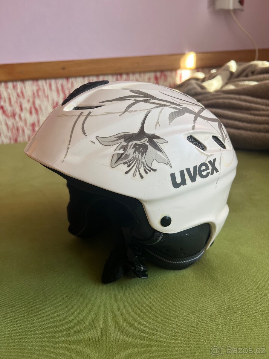 Lyžařská helma Uvex