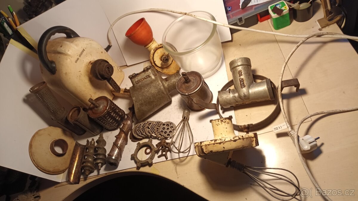 Starý kuchyňský robot UKS E20A + příslušenství