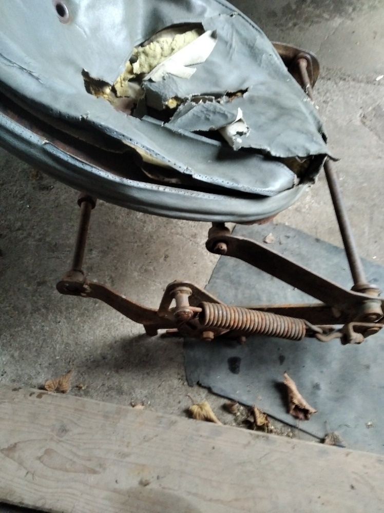 Prodám originál sedačku na ZETOR25-Lavor-3500,-