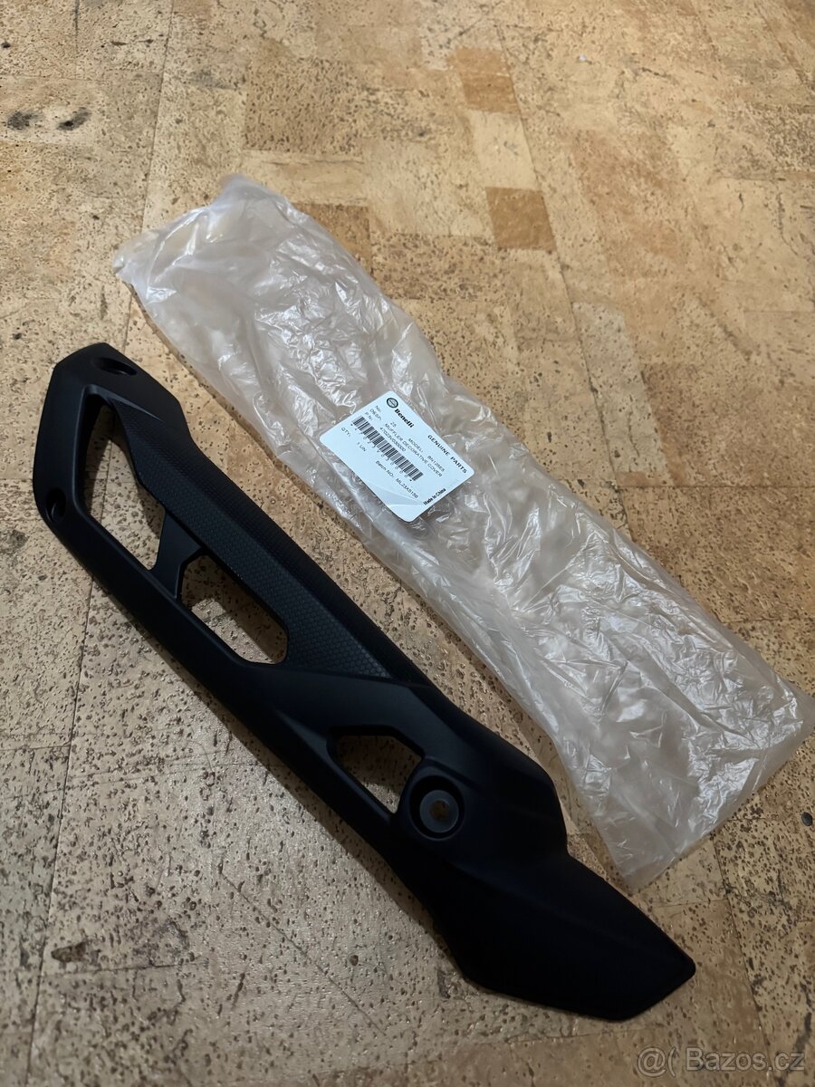 Benelli bn 125 - kryt výfuku a plast ke světlu NOVÉ