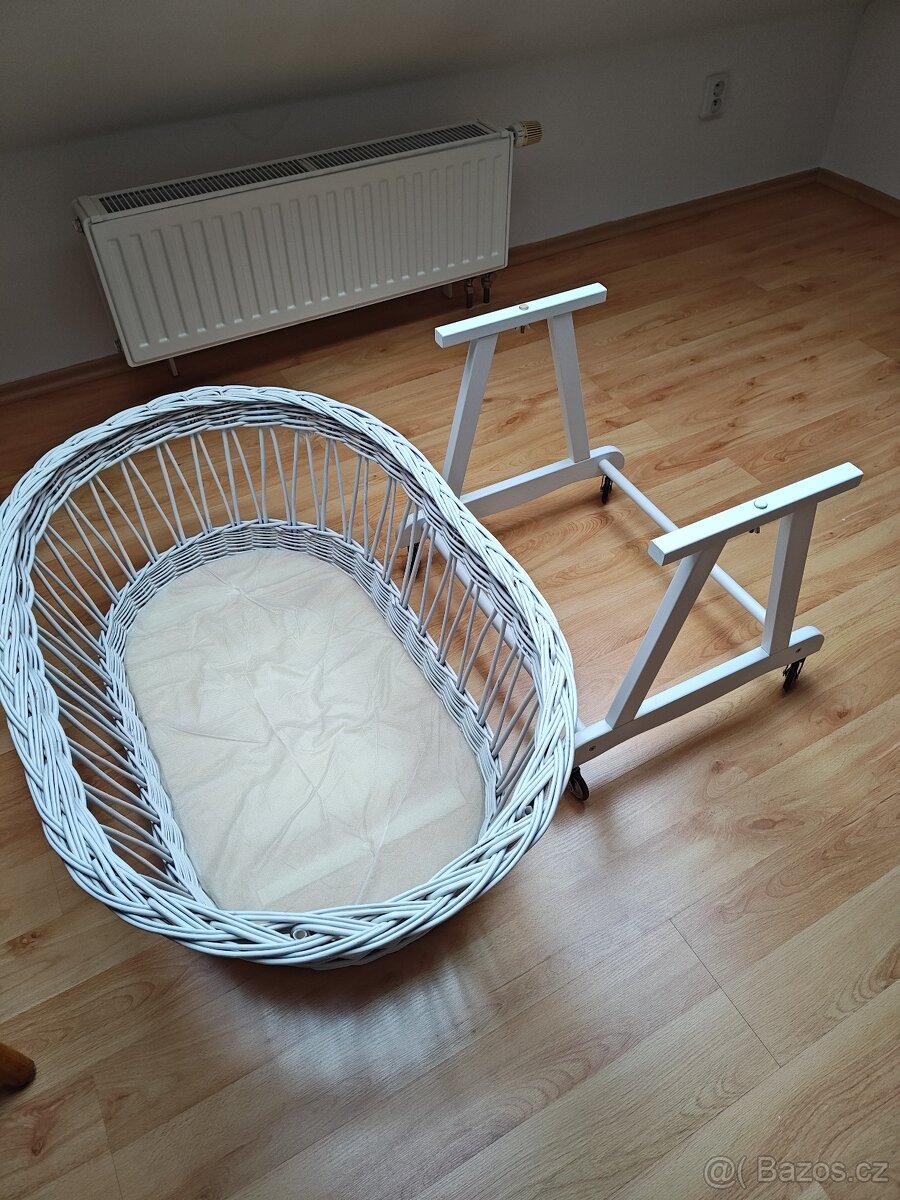 Proutěný koš "kolébka" s kolečky