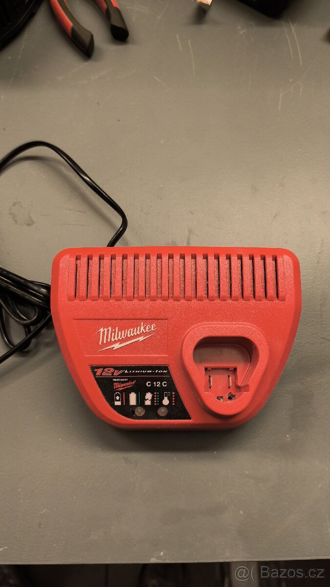 Nabíječka milwaukee M12